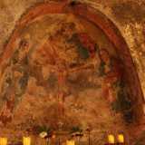 Dalle linee semplici e i colori caldi, l'affresco rappresenta la figura di Cristo crocifisso, su cui il Padre sembra vegliare, assieme allo Spirito Santo sotto forma di colomba